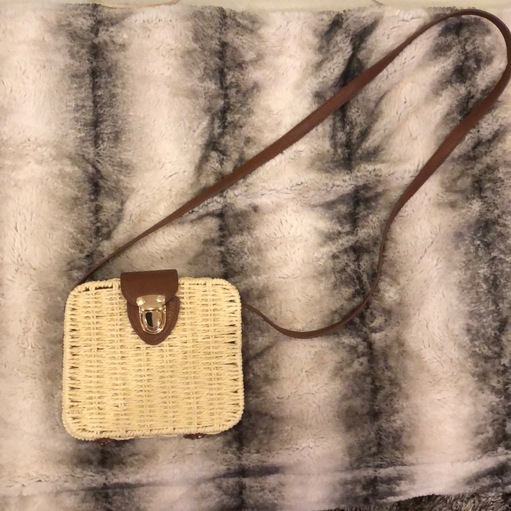 Wicker shoulder purse!
